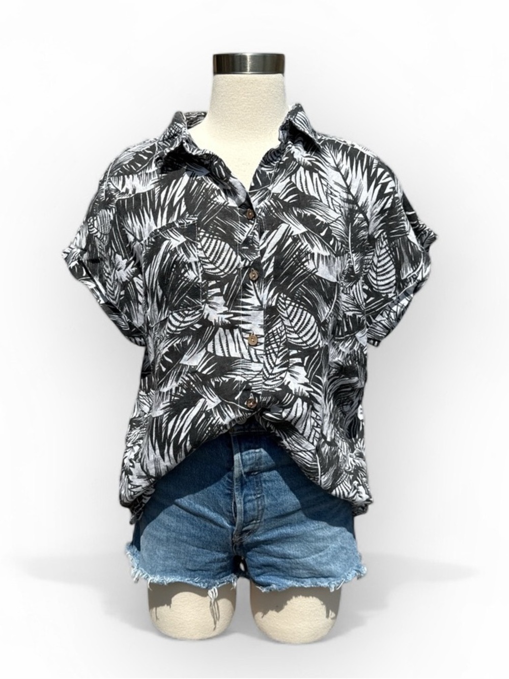 ROSEMARINE Linen Palm-Print Short Sleeve Button Front Top